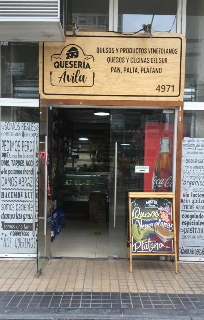 Fachada de Quesería Ávila con su letrero de madera